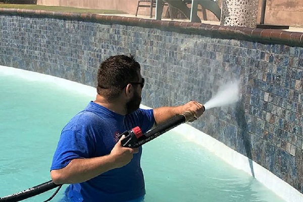 How Pool Cleaning Services Tackle Stubborn Algae and Tile Stains