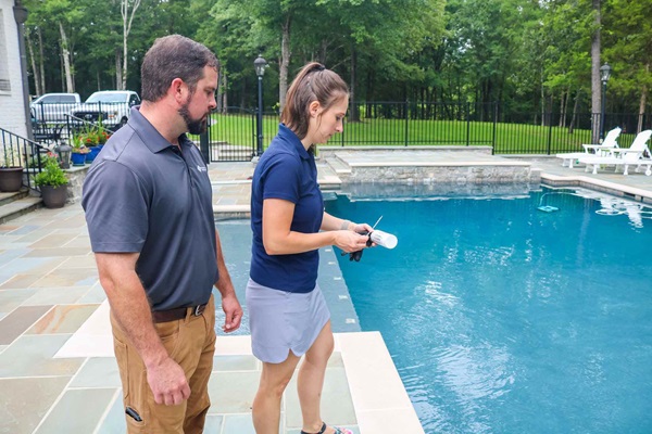 What Does a Weekly Pool Cleaning Service Include?