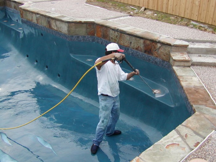 What Services Do Orlando Pool Cleaning Companies Offer?