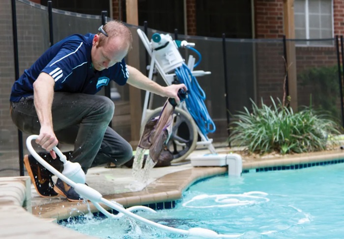 Customer Interaction: Pool Cleaning Service in Dallas